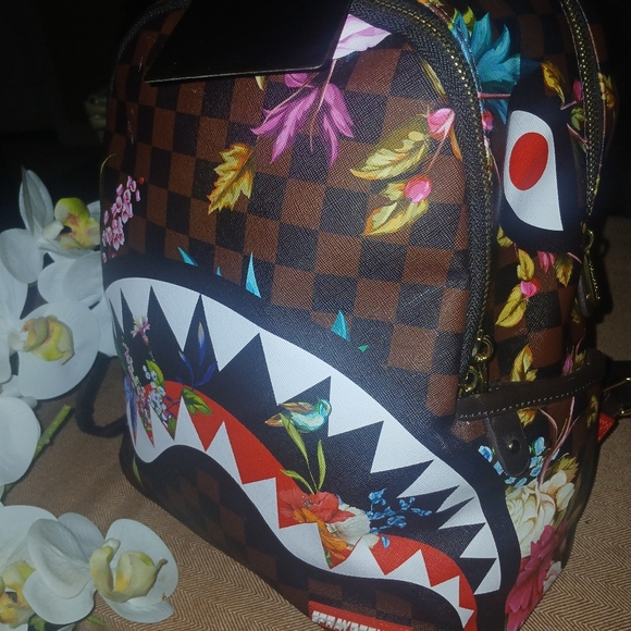 NWTLimited edition Streetsporty style Rounded silhouette Square and floral Shark - Picture 14 of 14